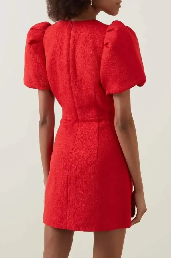 Robe courte rouge avec motifs de cœurs en sequins, manches bouffantes, tissu léger idéal pour les soirées.