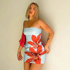 Robe courte sans bretelles à motifs fleuris en coton; disponible en bleu/rouge ou vert, idéale pour les soirées d'été.