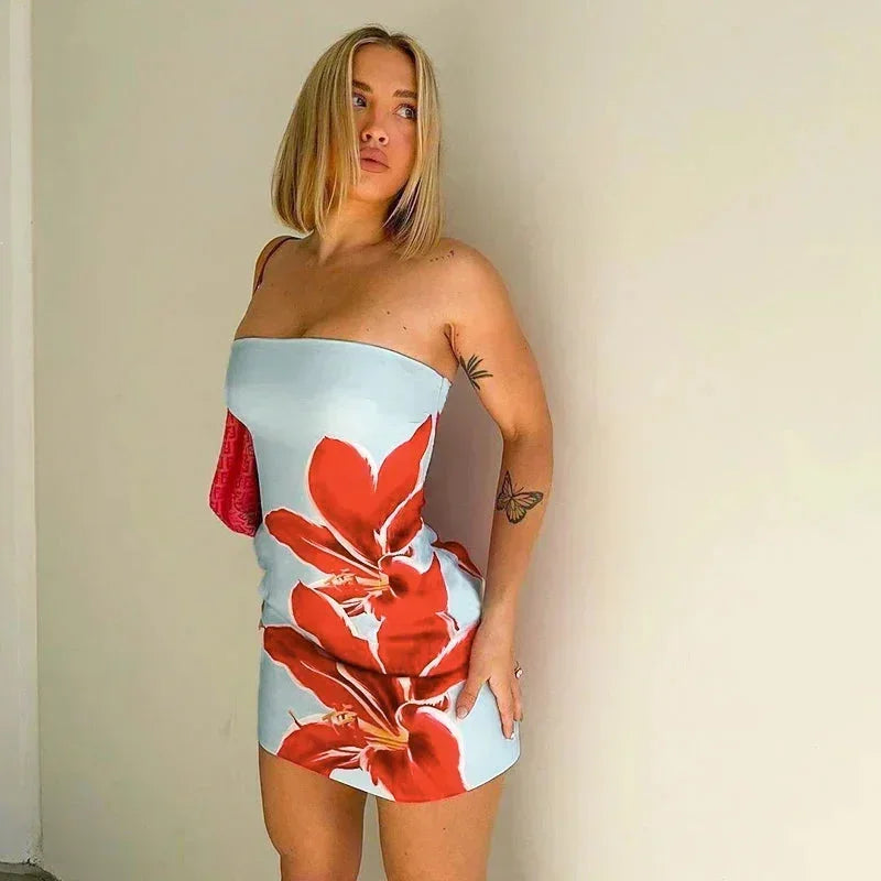 Robe courte sans bretelles fleurie en coton léger, bleu/rouge ou vert, idéale pour soirées d'été avec motifs floraux vibrants.