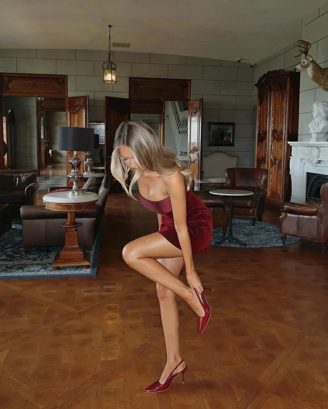 Robe courte sans bretelles en tissu doux, avec une silhouette lisse et épurée, idéale pour les soirées élégantes.