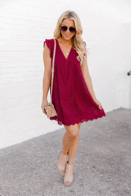 Robe courte sans manches en dentelle légère, trousses latérales pratiques, parfaite pour l'été et les vacances à la plage.