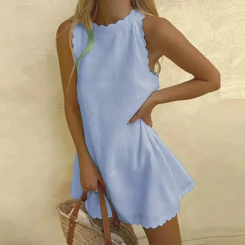 Robe courte sans manches en tissu léger, ourlet festonné, parfaite pour les journées d'été à la plage.