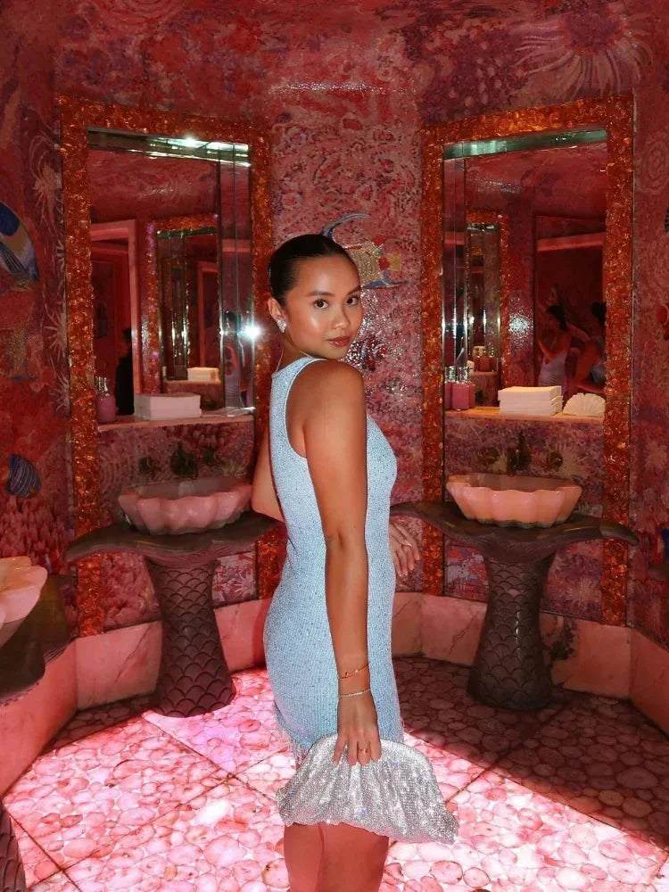 Robe courte sans manches bleue en sequins avec franges, idéale pour une soirée, offrant un look chic et festif.