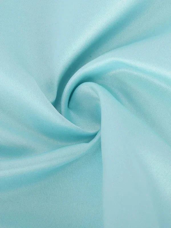 Robe courte satinée avec bretelles en strass, col cœur, dos nu, disponible en plusieurs couleurs. Idéale pour soirées.