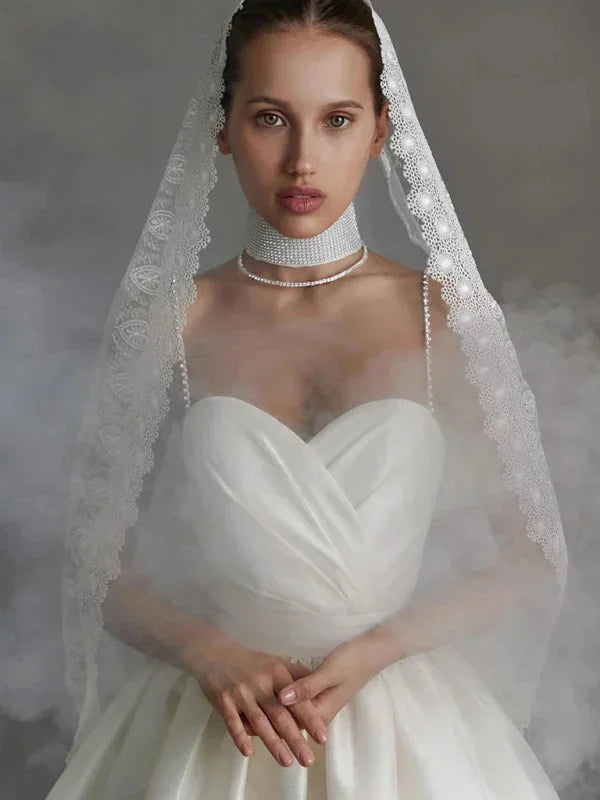 Robe courte satinée avec bretelles en strass, col en cœur et dos nu, disponible en plusieurs couleurs. Parfaite pour les…