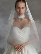 Robe courte satinée avec bretelles en strass, col en cœur et dos nu, disponible en plusieurs couleurs. Parfaite pour les…