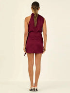 Robe courte satinée sans manches, col bénitier, avec ceinture, parfaite pour les soirées élégantes et modernes.