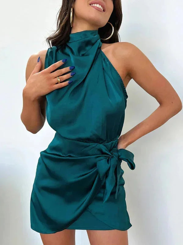 Robe courte satinée sans manches, col bénitier, avec ceinture, idéale pour une soirée élégante. Matière douce et fluide.