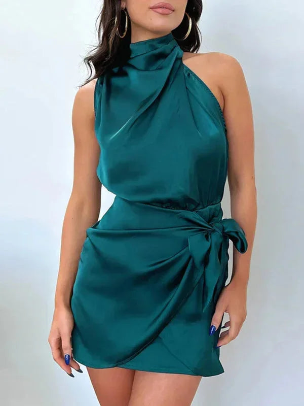 Robe courte en satin, sans manches, col bénitier, dotée d'une ceinture pour un ajustement élégant, idéale pour les soirées.