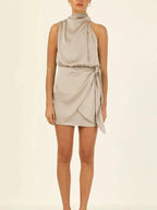 Robe courte satinée sans manches avec col bénitier et ceinture pour soirée, offrant un drapé élégant et confortable.