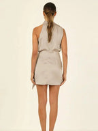 Robe courte satinée sans manches avec col bénitier et ceinture, idéale pour les soirées élégantes.