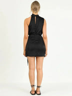 Robe courte satinée sans manches avec col bénitier et ceinture, parfaite pour les soirées élégantes.