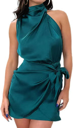Robe courte en satin, col halter, avec nœud latéral, parfaite pour des occasions spéciales et des soirées estivales.