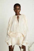 Robe courte en satin fluide, nœuds aux manches longues, élégante silhouette, disponible en plusieurs couleurs.