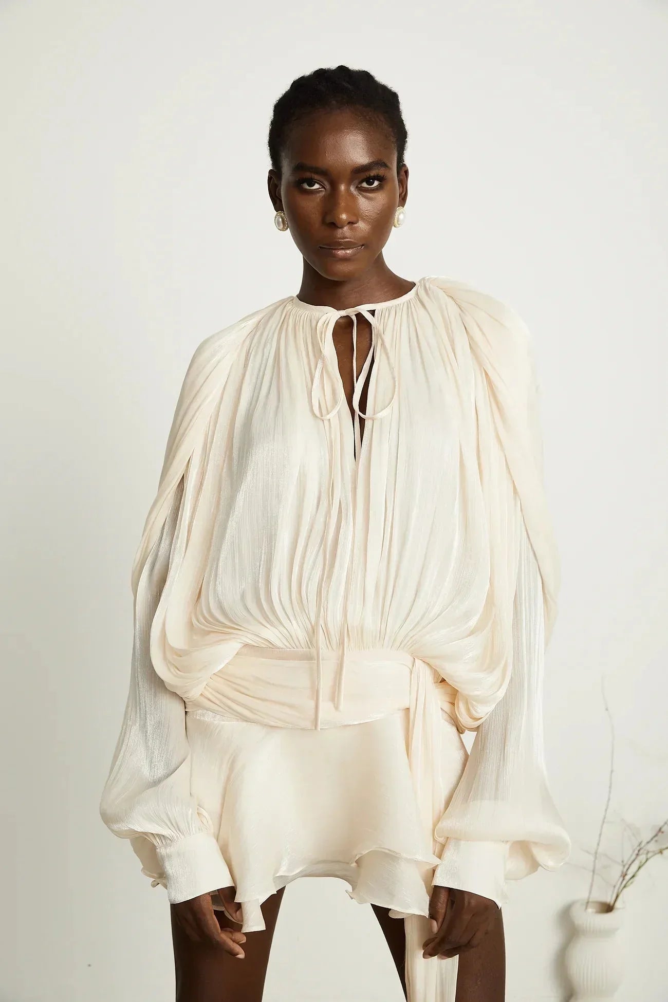 Robe courte en satin fluide, nœuds aux manches longues, élégante silhouette, disponible en plusieurs couleurs.