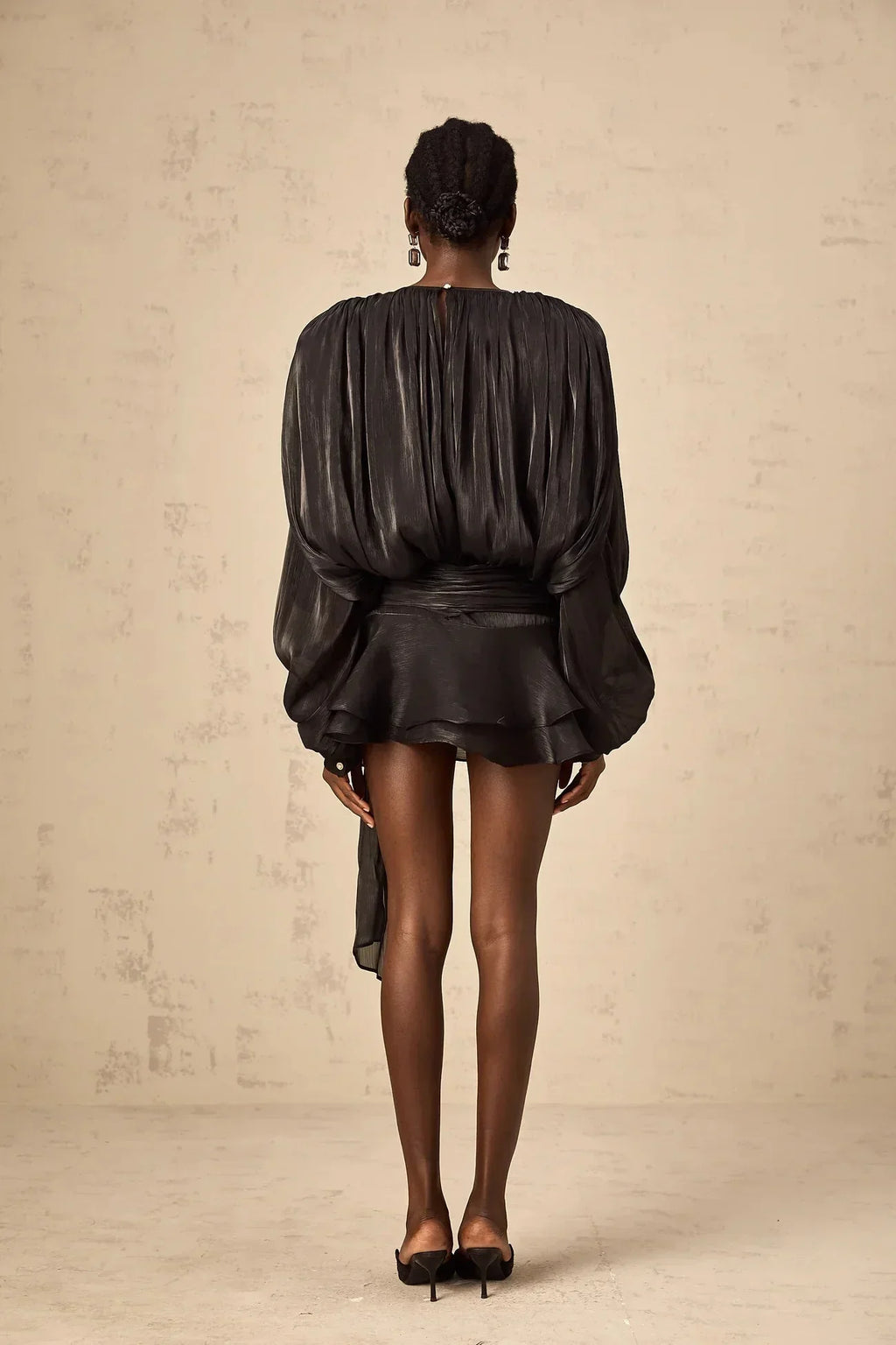 Robe courte satinée fluide avec nœuds aux manches longues, idéale pour une soirée, disponible en plusieurs couleurs.