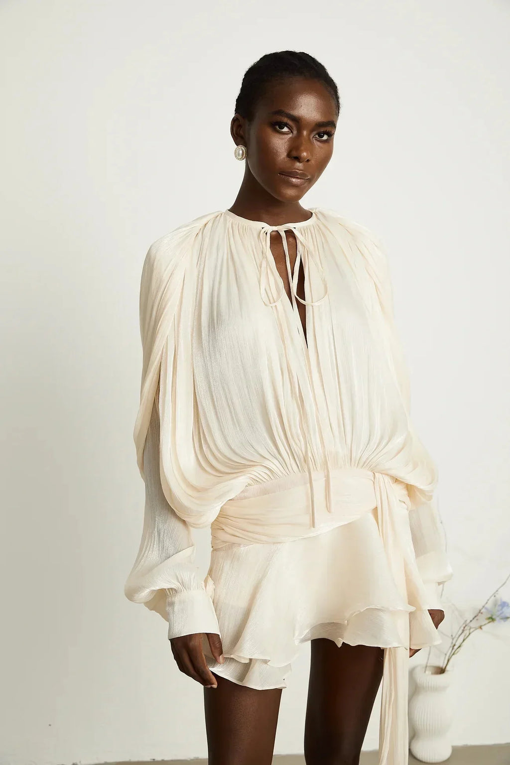 Robe courte satinée fluide avec nœuds, manches longues, design élégant, parfaite pour des soirées, disponible en plusieurs…