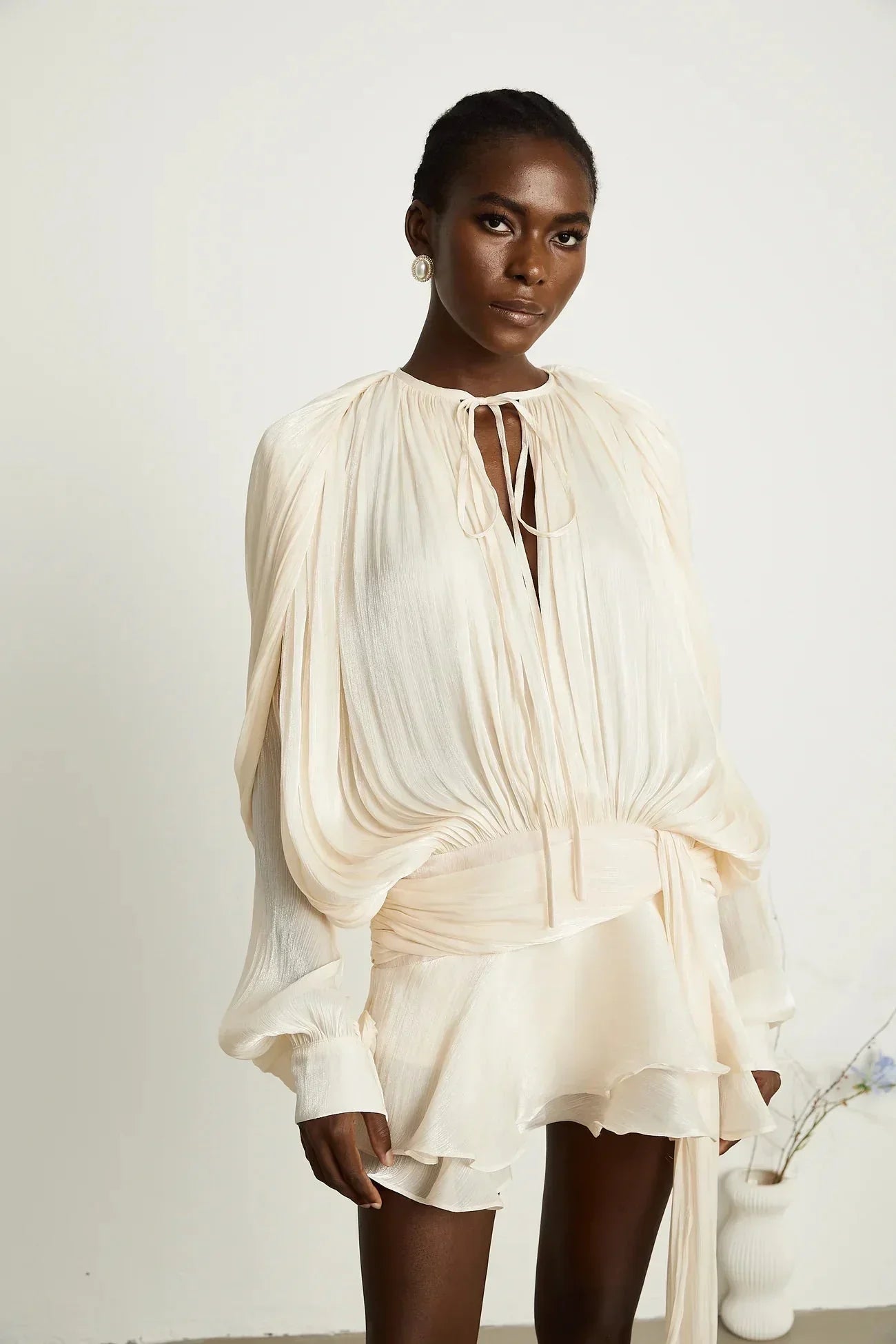 Robe courte satinée fluide avec nœuds, manches longues, design élégant, parfaite pour des soirées, disponible en plusieurs…