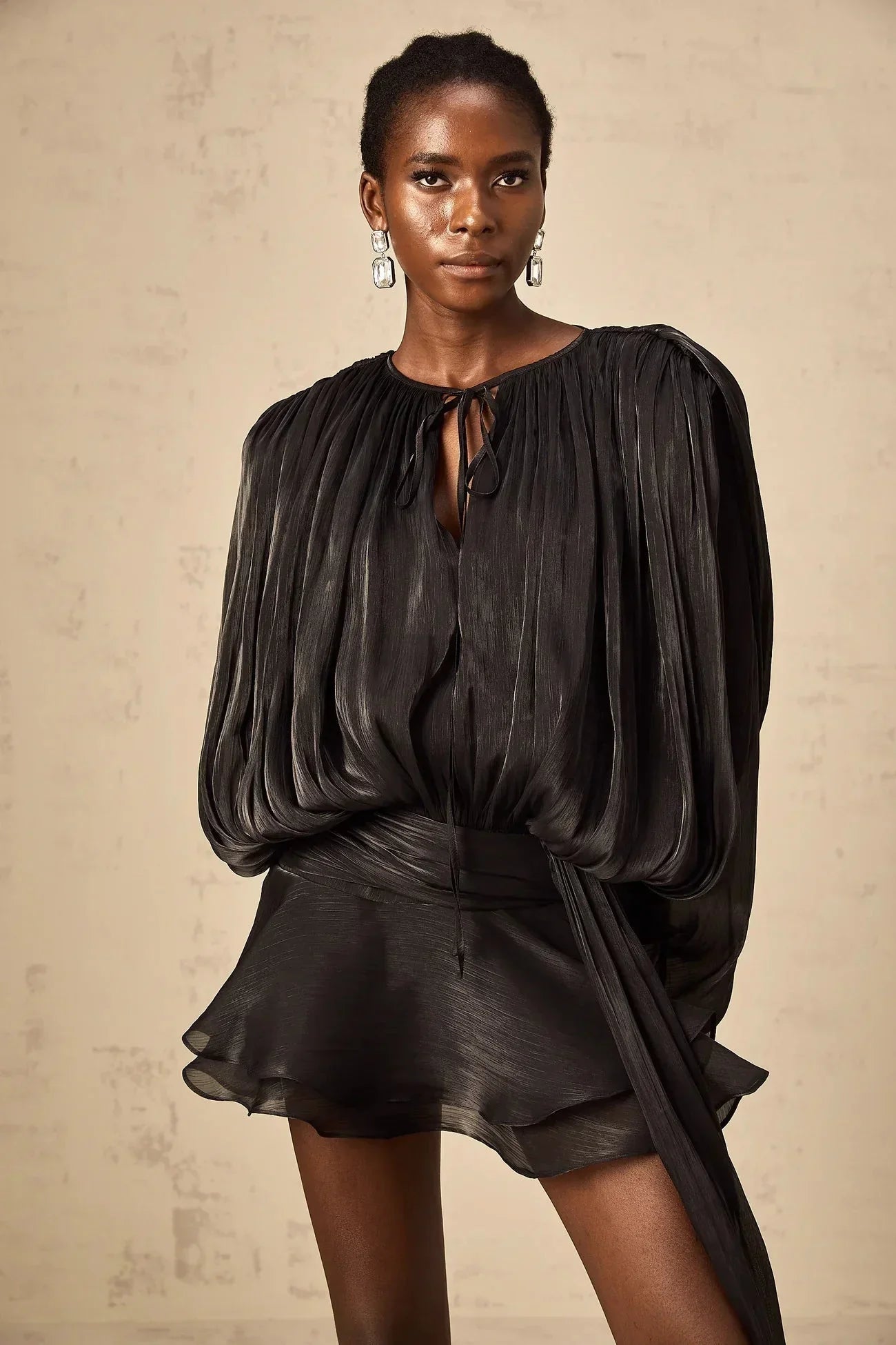 Robe courte fluide en satin, avec nœuds aux manches longues, parfaite pour les soirées, disponible en plusieurs couleurs.