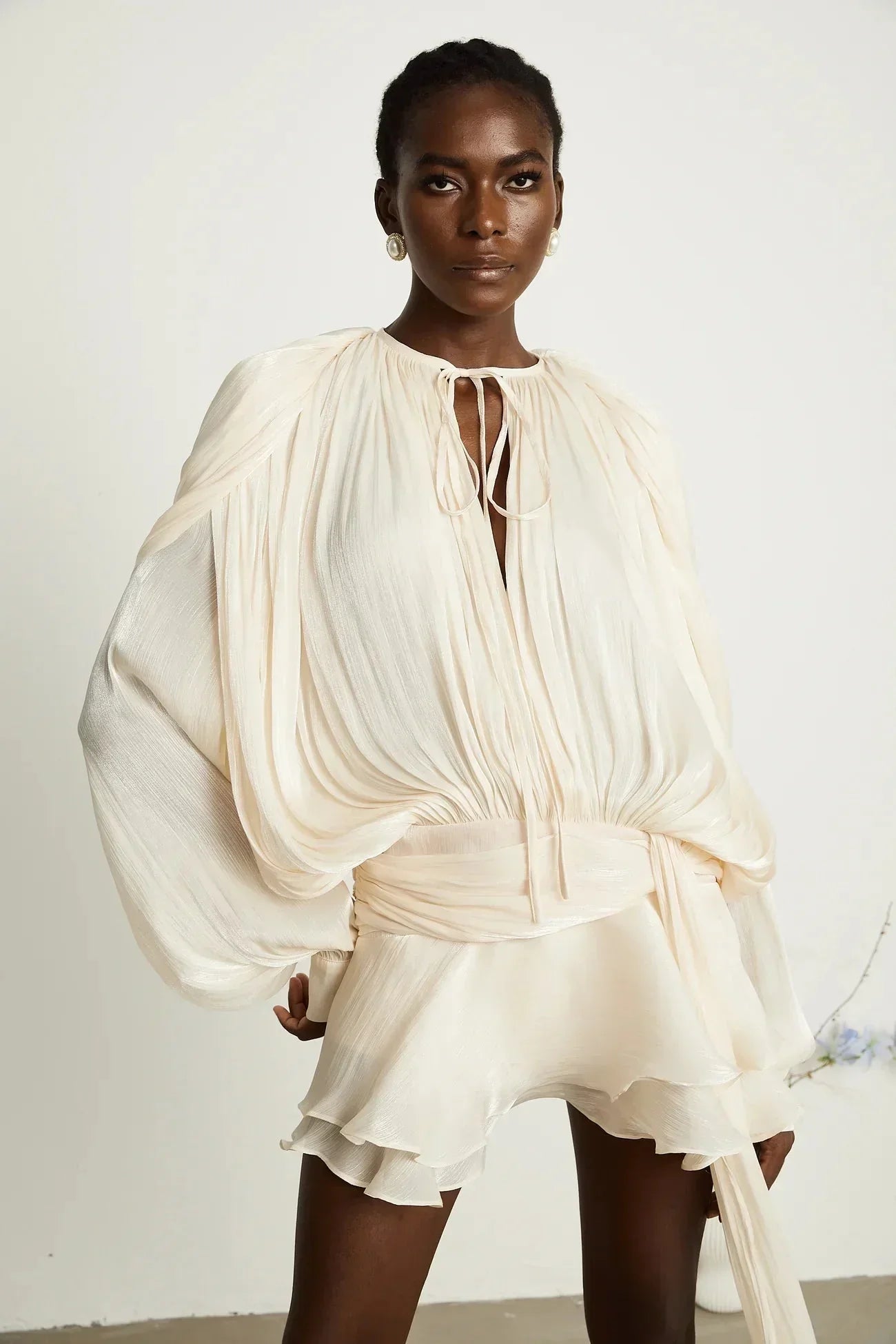 Robe courte fluide en satin, à manches longues avec nœuds, disponible en plusieurs couleurs pour soirées élégantes.