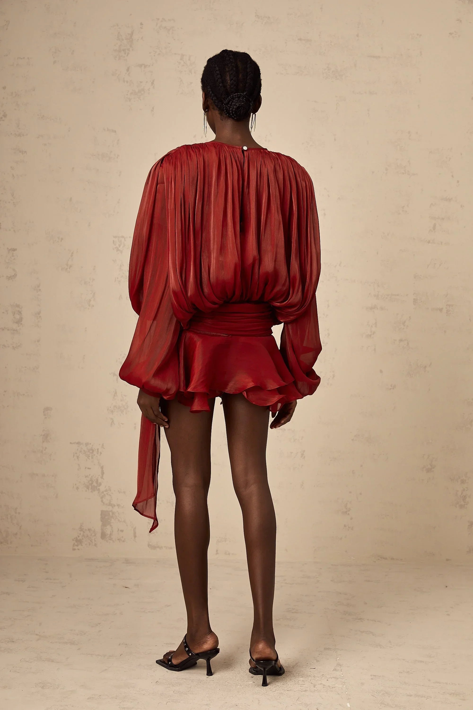 Robe courte en satin fluide avec nœuds aux manches longues, idéale pour soirées, disponible en plusieurs couleurs.