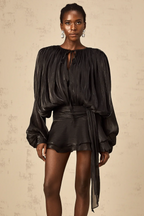 Robe courte satinée fluide avec nœuds aux manches longues, idéal pour soirées, disponible en plusieurs couleurs élégantes.