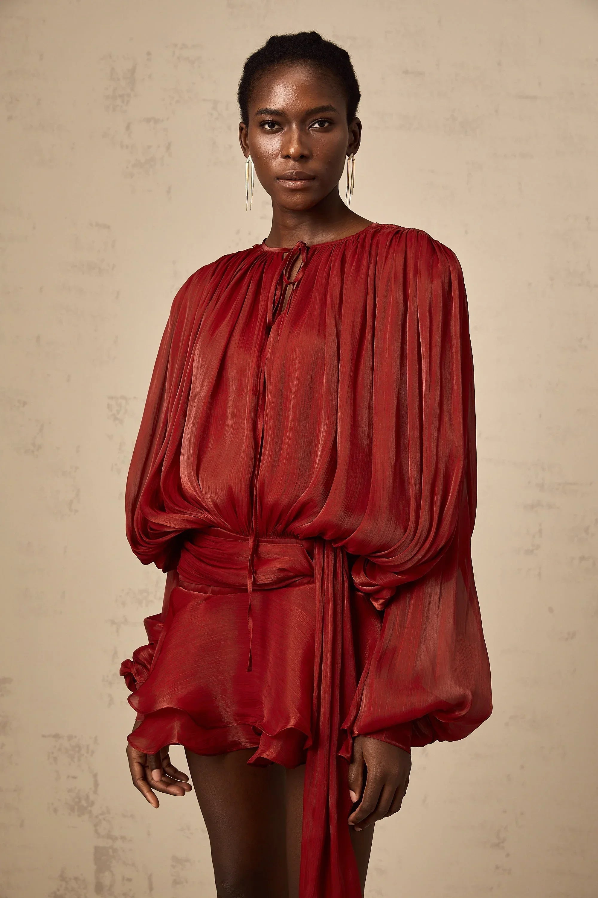 Robe fluide en satin avec nœuds aux manches longues, parfaite pour une soirée, disponible en plusieurs couleurs.