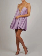 Robe courte satinée fluide avec chaînes décoratives, idéale pour les soirées, en tissu léger et fluide pour un confort optimal.