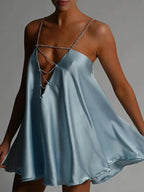 Robe courte en satin fluide avec des chaînes décoratives, idéale pour une soirée élégante.