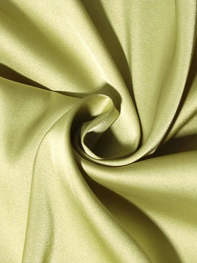 Robe courte satinée fluide avec chaînes décoratives, idéale pour soirées, en tissu léger et au design élégant.