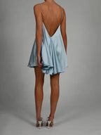 Robe courte satinée fluide avec chaînes décoratives, parfaite pour des soirées, offrant un look élégant et confortable.