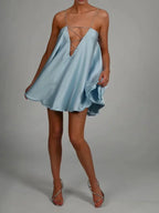 Robe courte en satin fluide avec des chaînes décoratives, idéale pour des soirées élégantes. Design moderne et confortable.