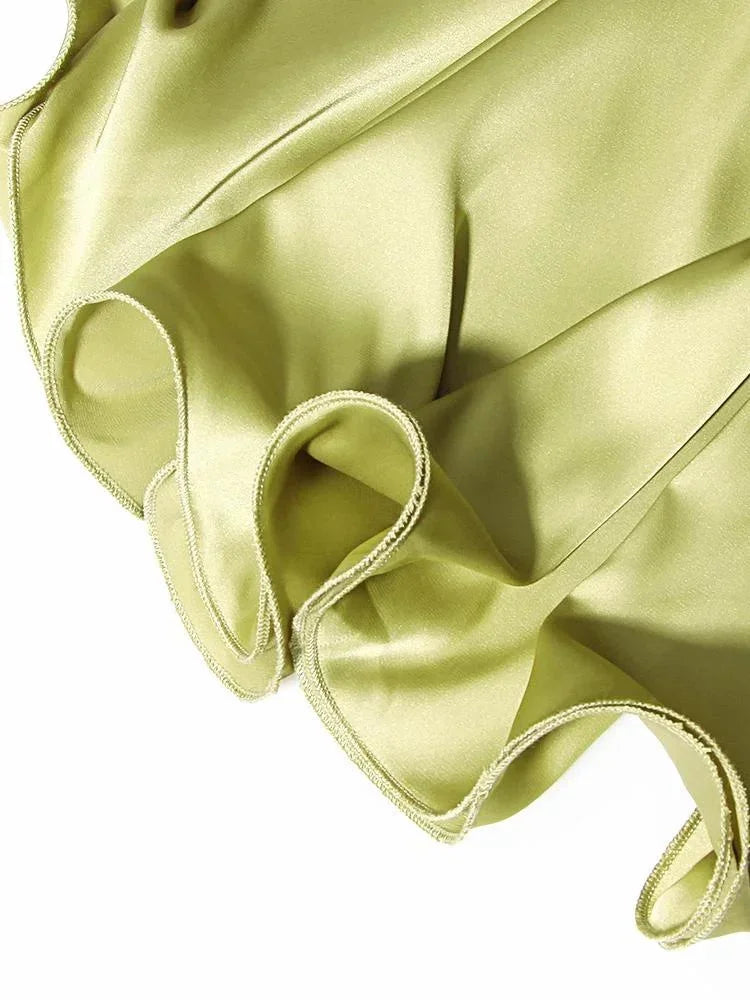 Robe courte fluide en satin, ornée de chaînes décoratives, parfaite pour soirées élégantes.