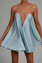 Robe courte en satin fluide avec chaînes décoratives pour une soirée, offrant un style élégant et une coupe confortable.