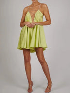 Robe courte en satin fluide avec chaînes décoratives, idéale pour une soirée élégante. Détails modernes et coupe confortable.