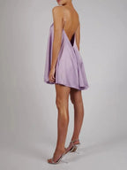 Robe courte fluide en satin avec chaînes décoratives, idéale pour les soirées, à la coupe légère et élégante.