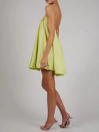 Robe courte en satin fluide avec chaînes décoratives, parfaite pour une soirée élégante. Détails raffinés et coupe moderne.