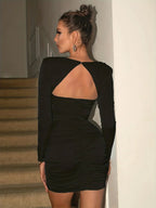 Robe courte satinée à manches longues, col carré, idéale pour les soirées, avec un tissu doux et une coupe élégante.