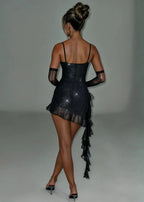 Robe courte scintillante en tissu léger, avec manches détachables, volants et fines bretelles pour des soirées élégantes.