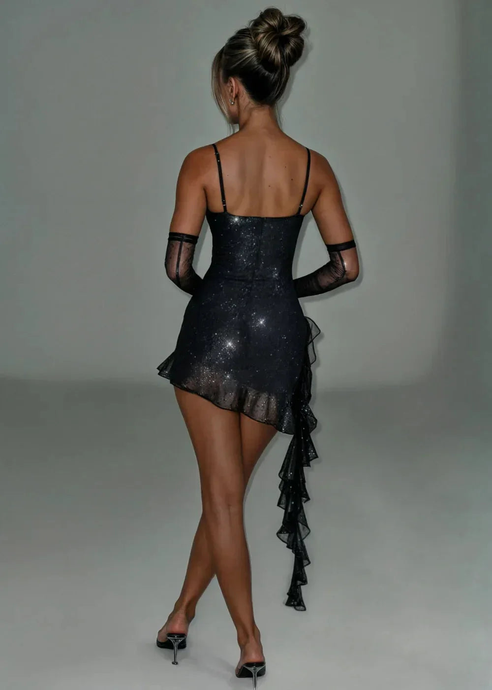 Robe courte scintillante en tissu léger, avec manches détachables, volants et fines bretelles pour des soirées élégantes.