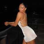 Robe courte scintillante en tissu léger, avec dos nu et bretelles croisées, parfaite pour les soirées clubbing.