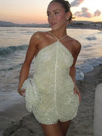 Robe courte à sequins asymétrique en tissu scintillant avec col licou, idéale pour soirées cocktail.