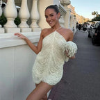 Robe courte asymétrique à sequins, col licou, en tissu scintillant, idéale pour soirées cocktail.