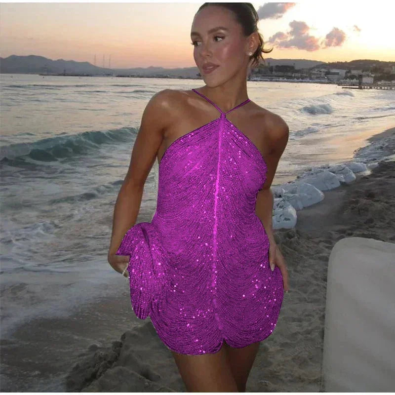 Robe courte à sequins asymétrique avec col licou, en tissu scintillant, parfaite pour des soirées cocktails élégantes.