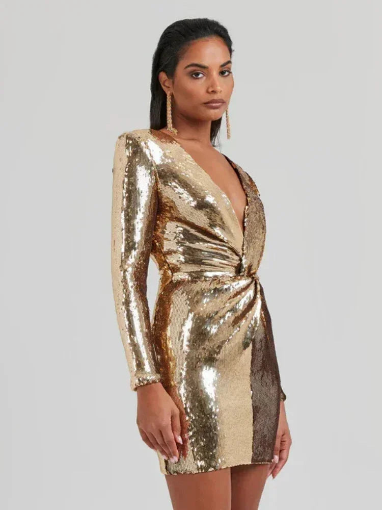 Robe courte dorée à sequins, manches longues, col en V drapé, parfaite pour les soirées clubbing.