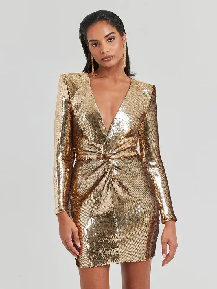 Robe courte dorée à sequins, manches longues, col en V drapé, parfaite pour des soirées clubbing. Faite de tissu léger.