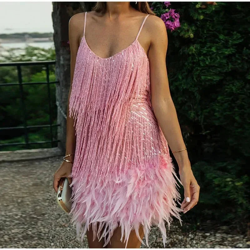 Robe courte en sequins avec plumes, bretelles fines, idéale pour soirée cocktail, offrant un design scintillant et léger.