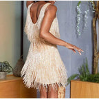 Robe en sequins mini avec plumes et bretelles fines, parfaite pour une soirée cocktail élégante et festive.