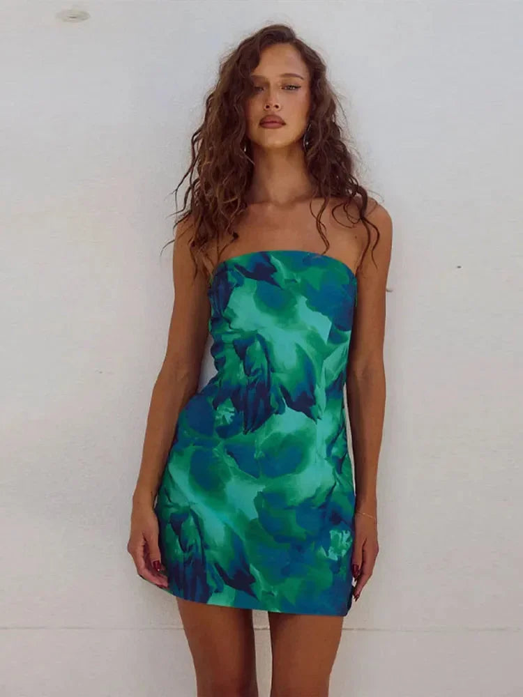 Robe courte sans bretelles à fleurs vibrantes, en tissu léger, idéale pour les soirées d'été. Design coloré et aéré.