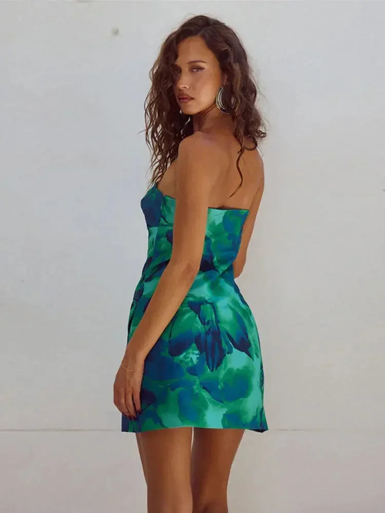 Robe courte sans bretelles en tissu léger avec un motif floral vibrant, idéale pour les soirées d'été.